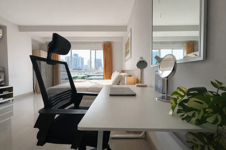 Workspace evidence from Bright Modern Studio in Ekkamai | Walk to BTS