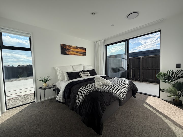 King size bed with an ensuite for this bedroom.