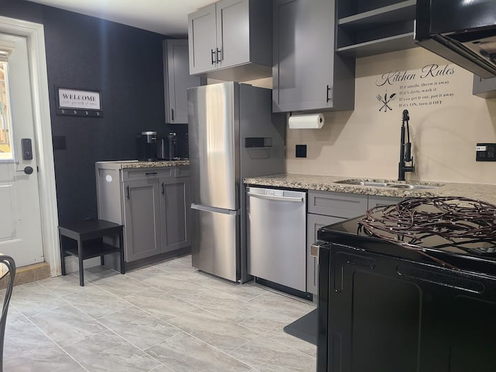 Large, Lower-level W. Private Walk-out Near Water - Amherstburg