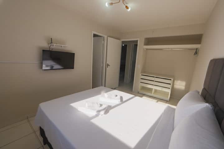 Просторен апартман со телевизор и клима уред, приватна бања, удобна, добро осветлена и проветрена средина, со прозорци и поглед кон градот.