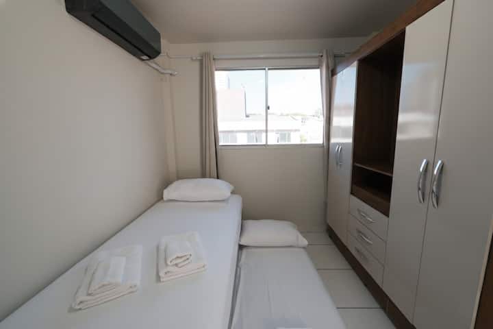 Удобен брачен кревет | Гардеробер со огледало, клима уред, завеса за затемнување, прозорец со добро осветлување и поглед кон градот.