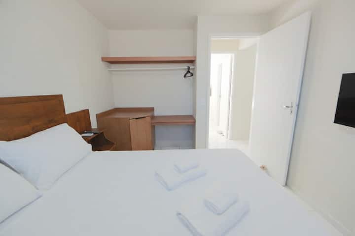 Пространа спална соба со гардеробер, паметен телевизор, клима уред, добра вентилација и одлично природно осветлување 