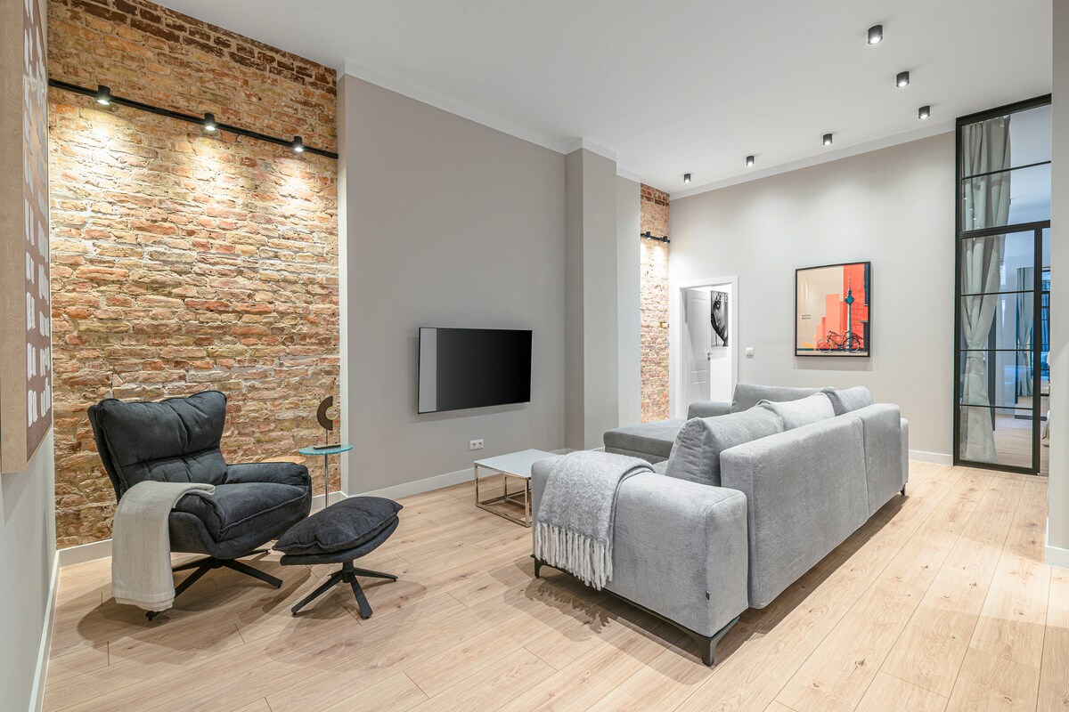Successful Airbnb property: Beautiful large old building apartment in Moabit