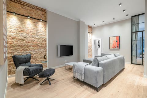 Successful Airbnb property: Beautiful large old building apartment in Moabit