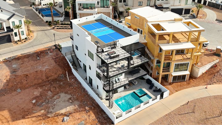 Pickleball Penthouse: Private Pool + Rooftop Court