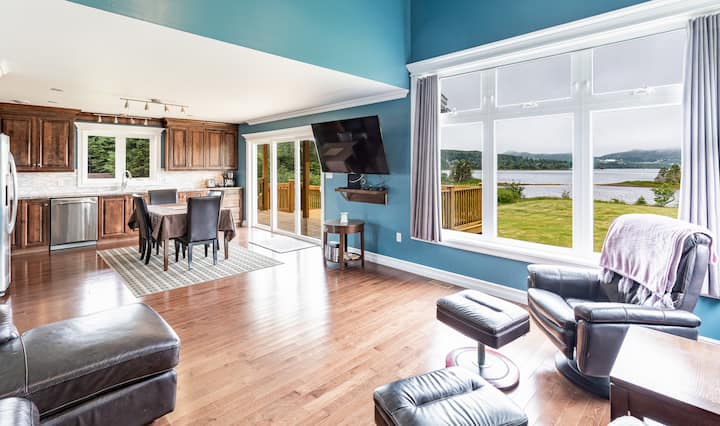 Spacious Home With Stunning Ocean Bay Views - Newfoundland and Labrador