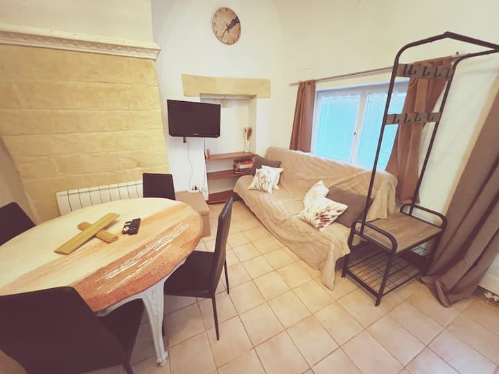 მყუდრო დივანზე განიტვირთეთ მისაღებ ოთახში, რომელსაც უნიკალური არქიტექტურული ხასიათი აქვს და ლამაზი თაღოვანი ჭერი აქვს.