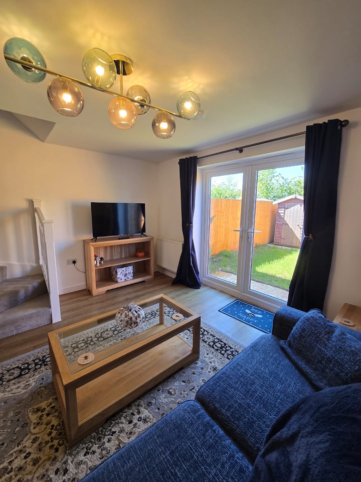 Contemporary 2-bed Home | Garden | Work & Stay - Cambridgeshire