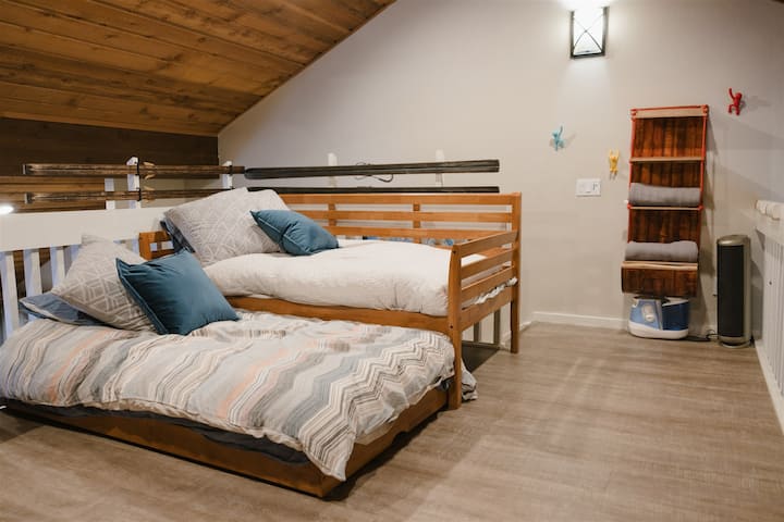 Loft con cama de día doble y cama nido