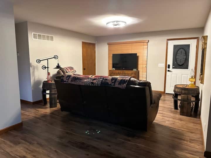 Rustic Retreat, A Cozy, 2 Bed 1.5 Bath Home - Farmington, MO