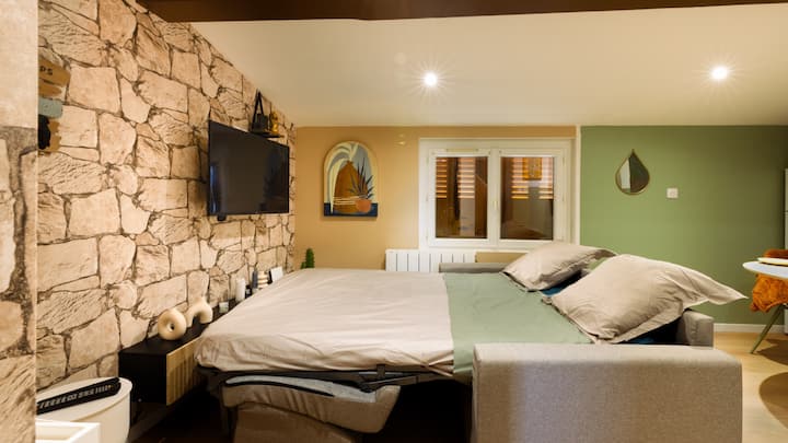 Sala luminosa y moderna con aire acondicionado - Cómodo sofá cama con colchón de verdad - Smart TV Orange - Wi-Fi de fibra