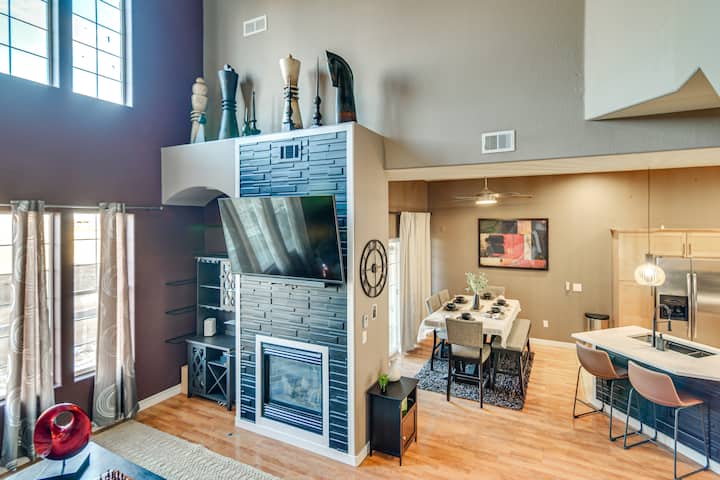 Wfh Setup & Garage Parking! Modern Denver Condo - Thornton, CO
