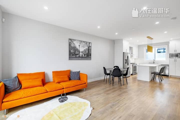 Vibrant, Cozy & Pet Friendly Home In South Surrey - White Rock