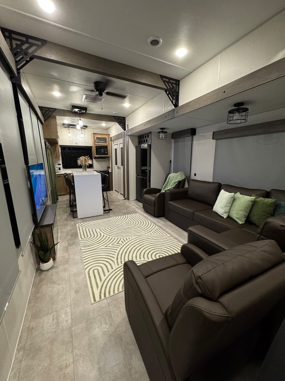 Successful Airbnb property: Backyard Retreat with Modern Trailer in Crosstown