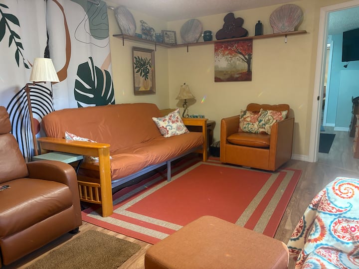 客厅配备全尺寸日式床垫，可看到卧室入口。 