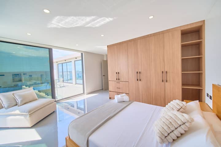 Ovenpå med privat badeværelse og aircondition har vi vores værelse med direkte adgang til balkonen på den høje terrasse, så du kan se havet, jacuzzipoolen og få havbrisen hver dag. 