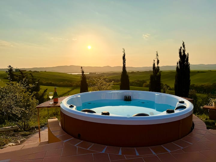 Tuscan villa surrounded by greenery between the sea and the hills