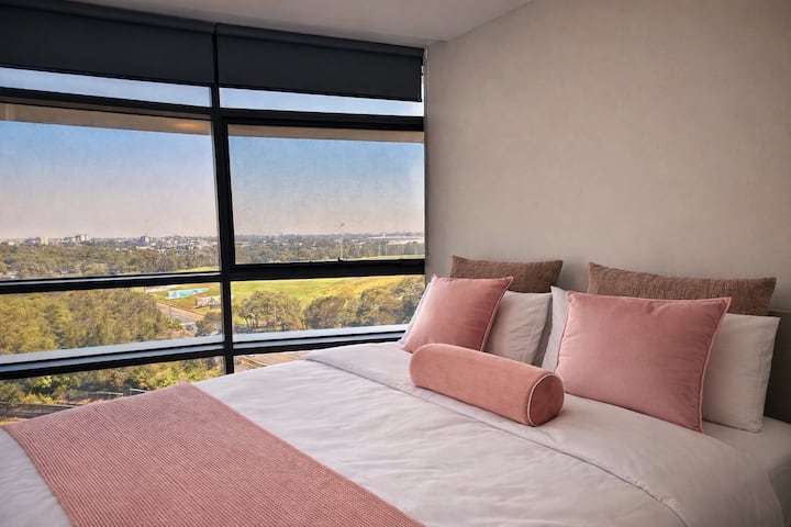 საძინებელი 2: საწოლი 152×203 სმ, ხედი ქალაქის ცენტრსა და პარკზე, პატიო‑აივანი