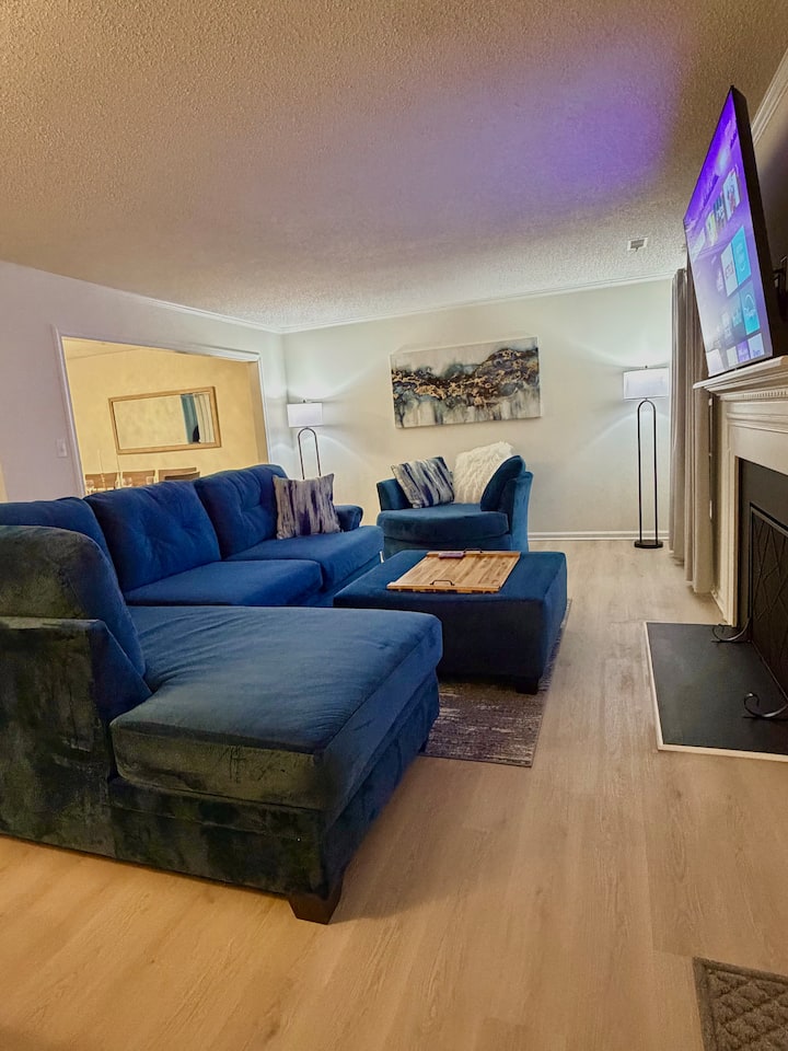 Luxury 3 Bedroom Near Pti Airport | Private Deck - Greensboro, NC