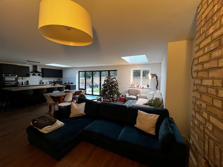 Warm Family Home In A Quiet Cul-de-sac In Essex. - Brentwood