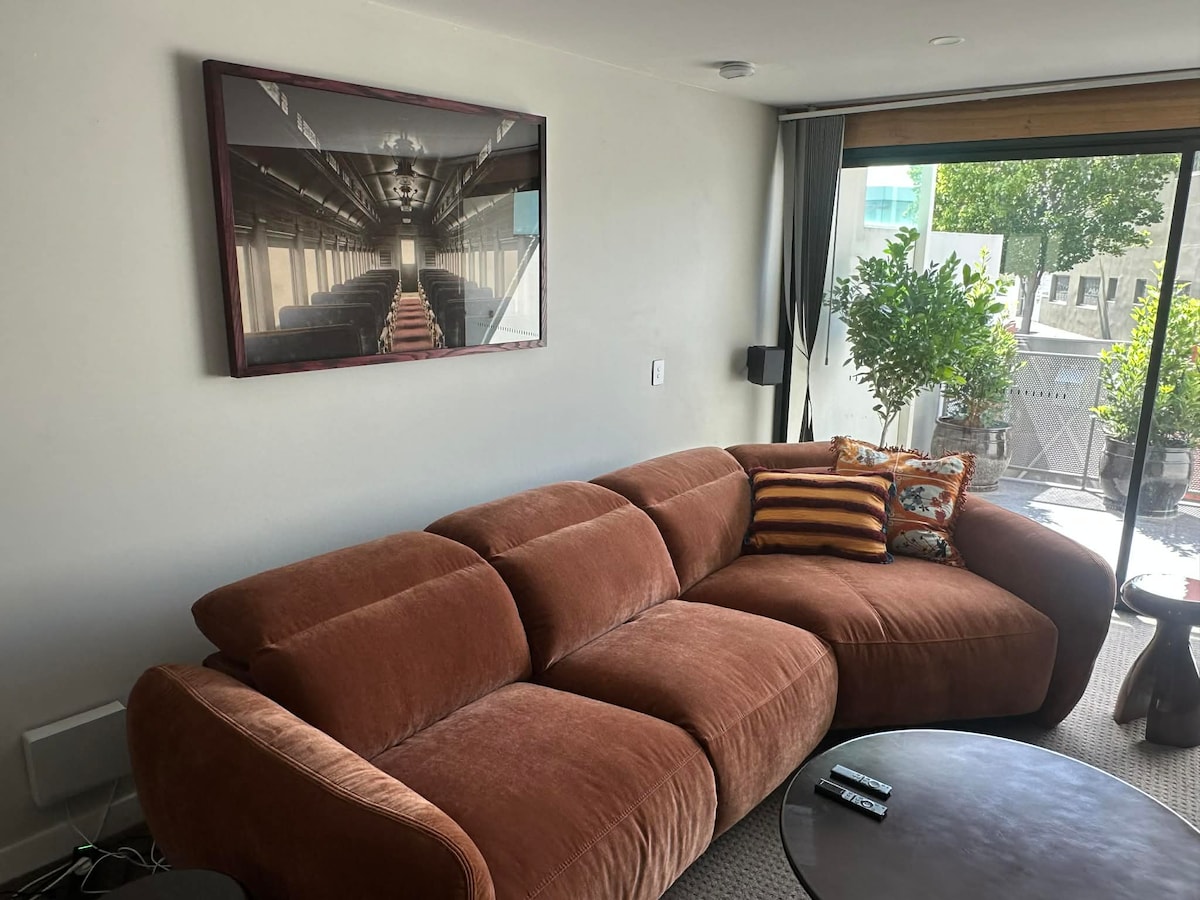 Top performing Airbnb: Hobart CBD Luxury · King Beds · Free Parking in Hobart