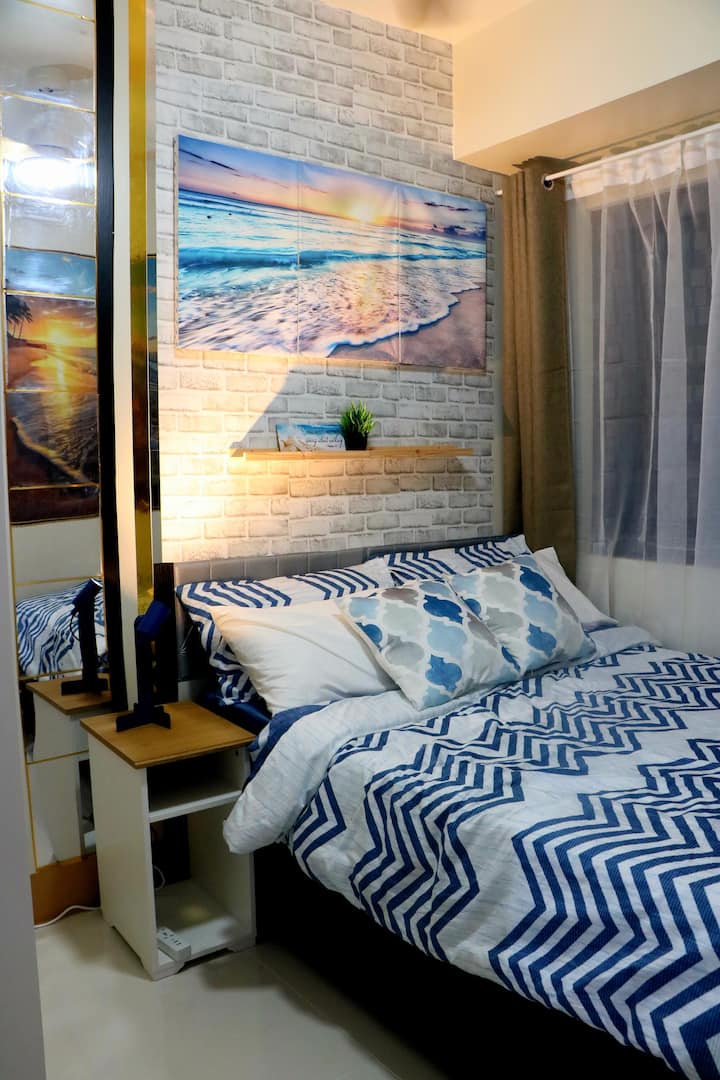 卧室！
享受高档双人床/标准双人床，配备高档床上用品和枕头，带保护套床垫和保护枕套。 床架一侧有更多储物柜/抽屉。 顺便说一句，全身镜为房间增添了美感。