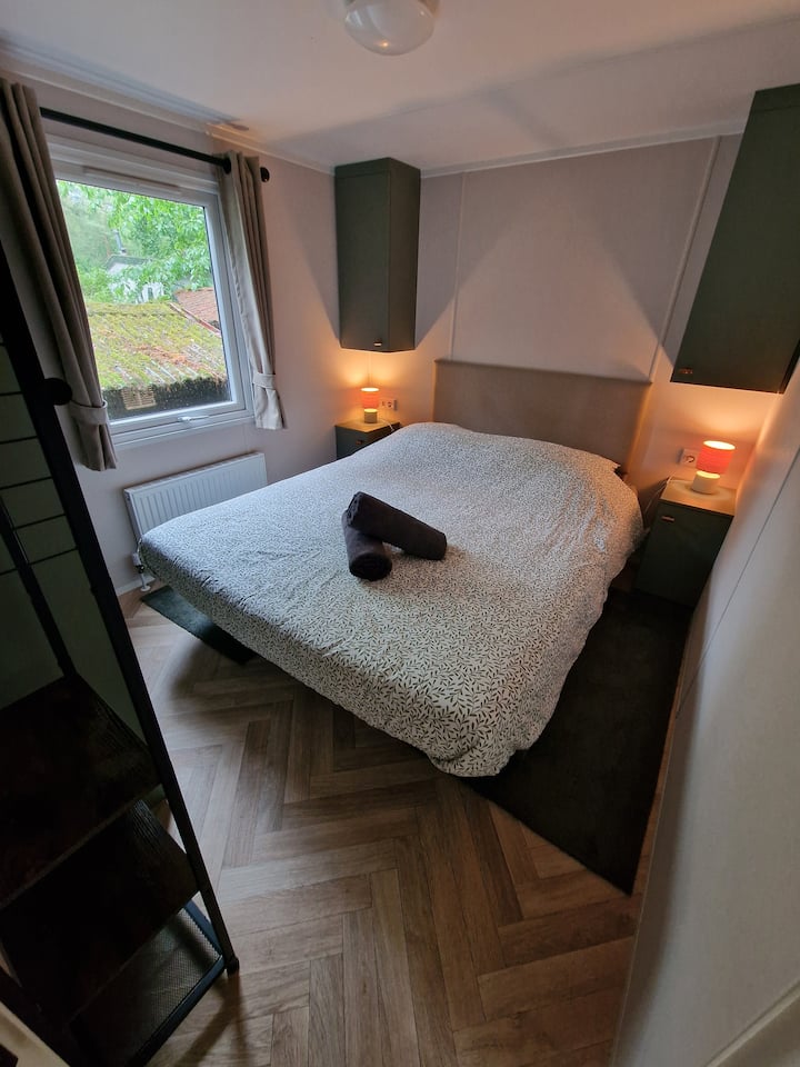 Tweepersoonsbed 160 x 200 met genoeg loop- en kastruimte