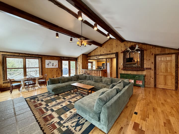 Adk Getaway W/ Beach Access, Hot Tub, Walk To Lake - Lake Placid, NY