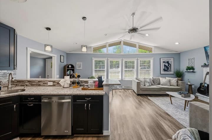 Cozy, Modern House By The Lake - Tobyhanna, PA