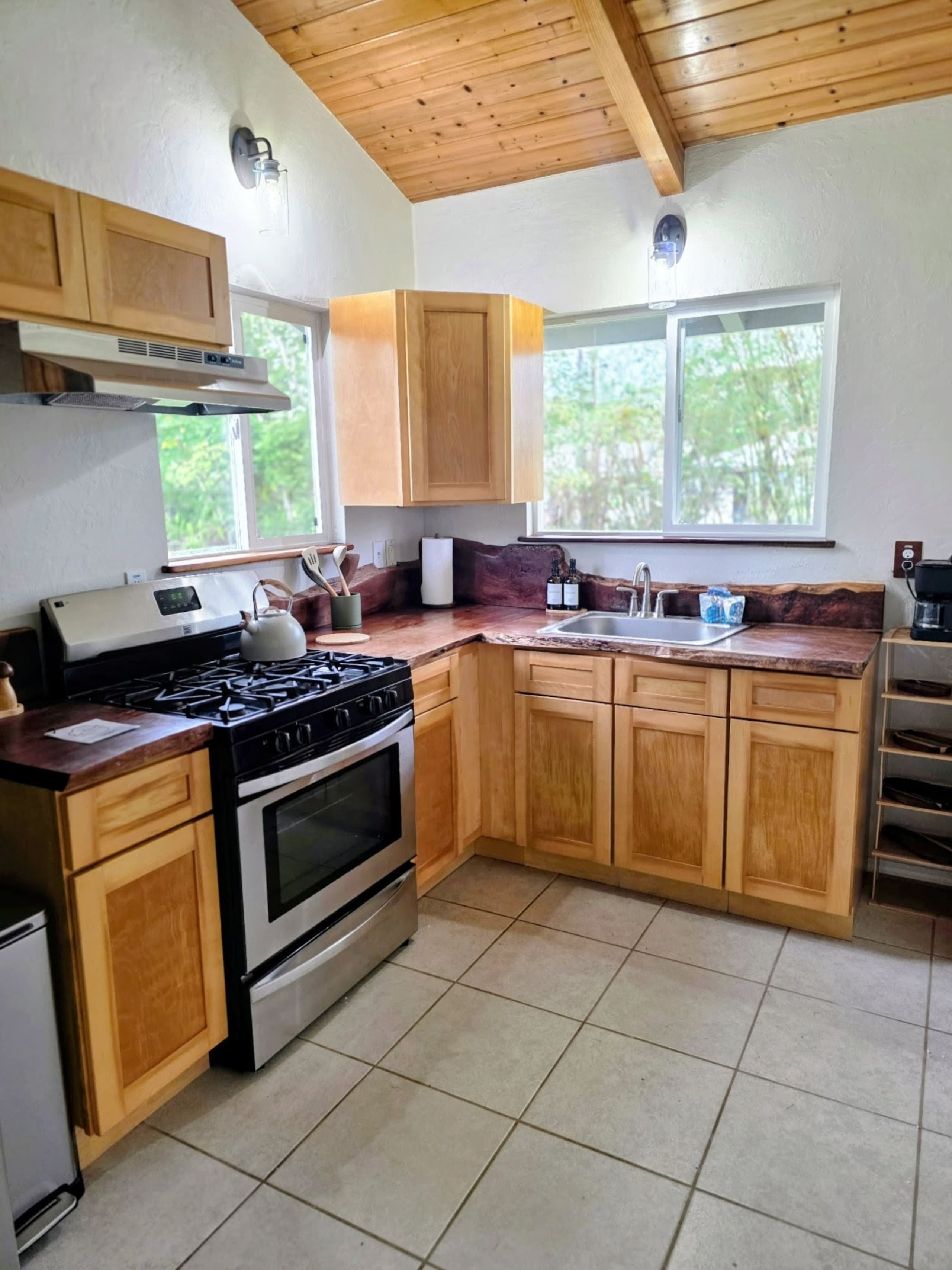 Home in Keaau · ★4.75 · 1 bedroom · 2 beds · 1 private bath - Image 6