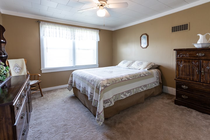 Kickn'k Farmhouse - Cuba, MO