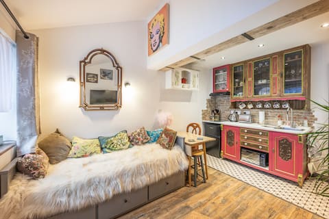 Top performing Airbnb: Stylish Studio Annexe with parking in Avonmouth And Lawrence Weston