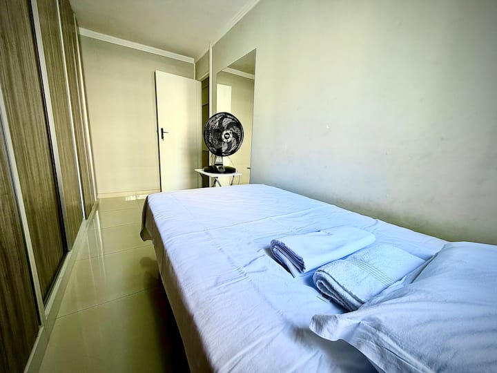 3. spavaća soba s krevetom za jednu osobu, ventilatorom i ormarom