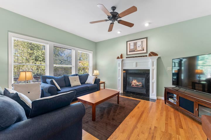 Gorgeous 4 Bedroom Town House - Walk To Beach! - Lake George, NY