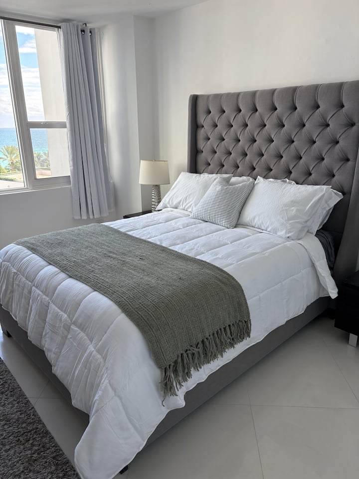 Wake Up to Ocean Views — Beach Condo, Hollywood photo 2