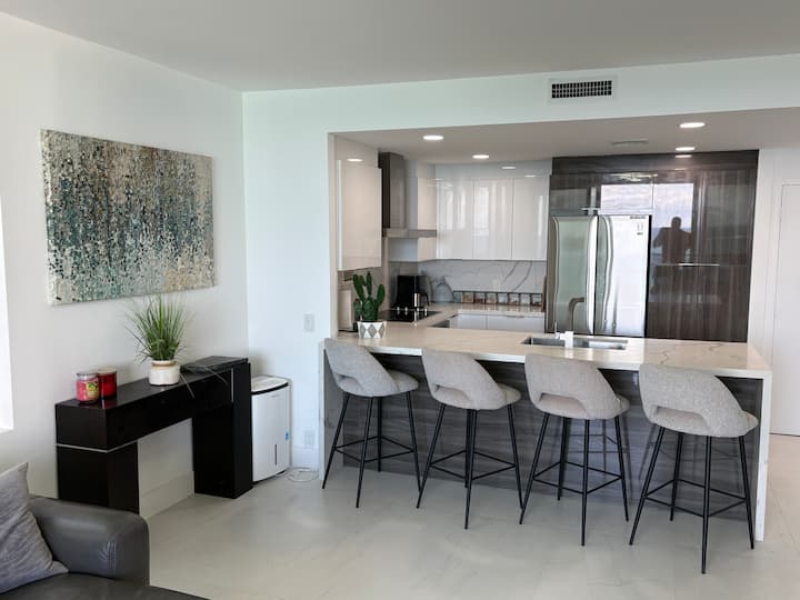 Wake Up to Ocean Views — Beach Condo, Hollywood photo 3