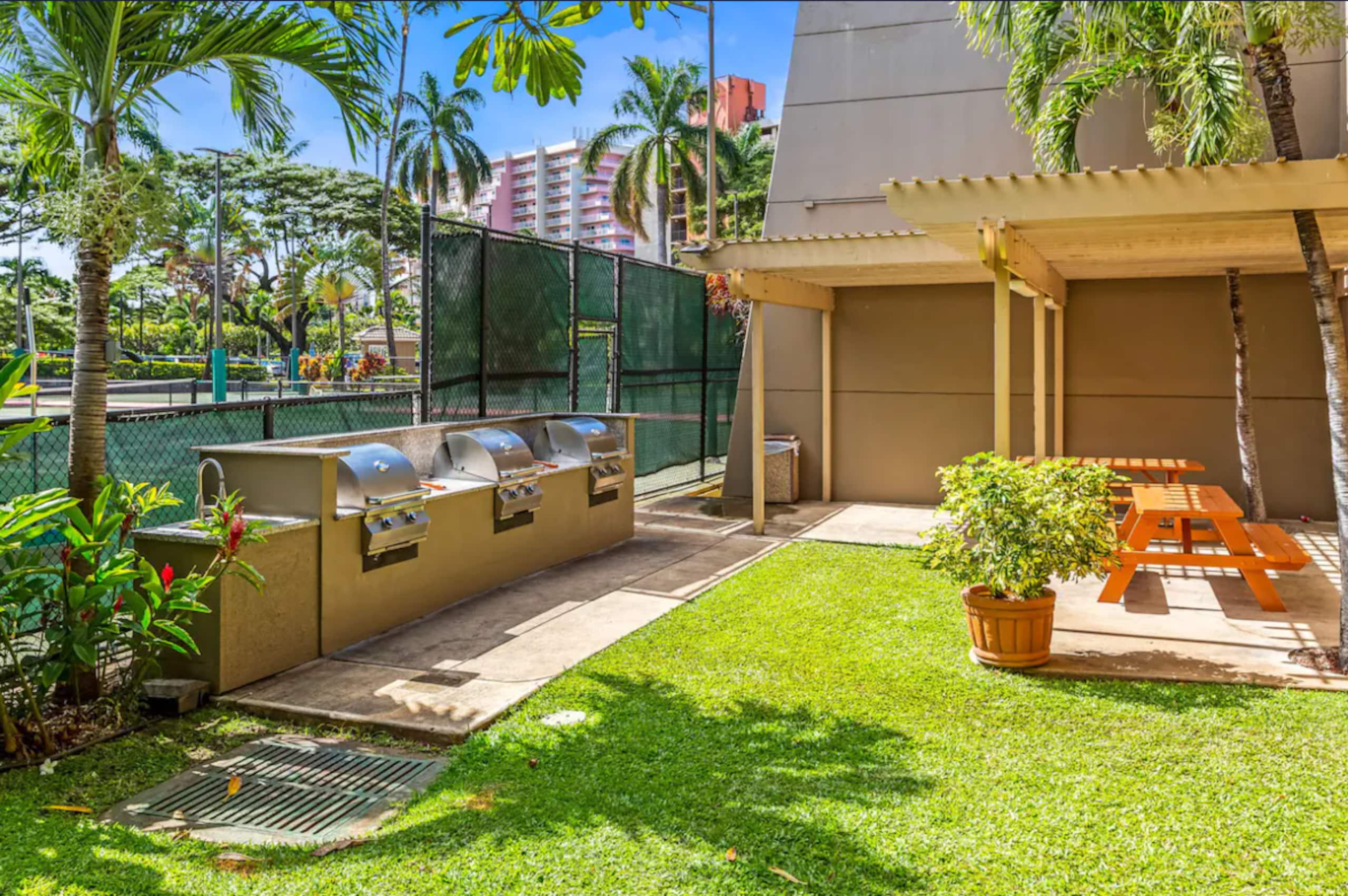 Condo in Lahaina · ★5.0 · 2 bedrooms · 4 beds · 2 baths - Image 43