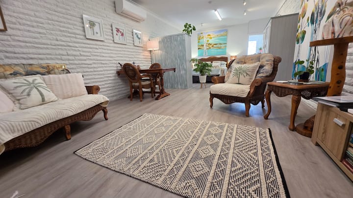 Coastal Colours Studio Apartment - Newcastle
