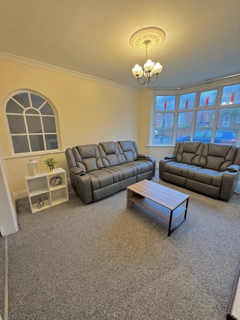 Top Airbnb: The Luxe - 3br-Sleeps 8-Driveway-Private garden in Berridge