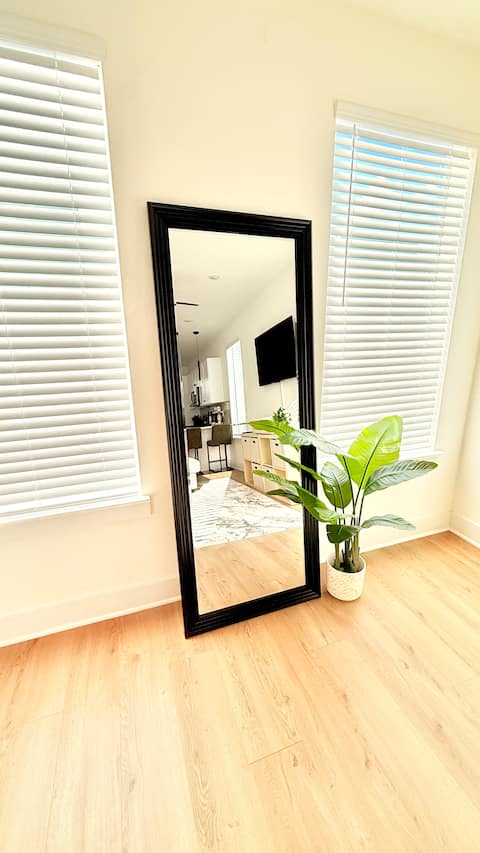 Top Airbnb: Modern Gated 2BR | King + Queen | Near IAH & DT in Acres Home