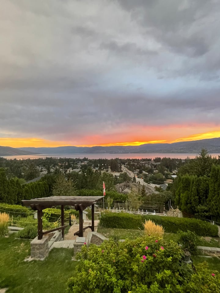 Panoramic Lake View Hideaway - Kelowna