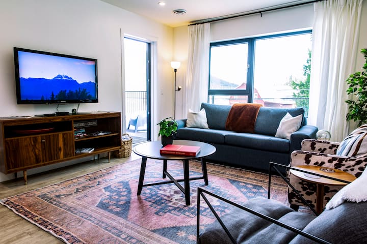 Tucker's Place - Pet Friendly Condo W/ Hot Tub - Revelstoke