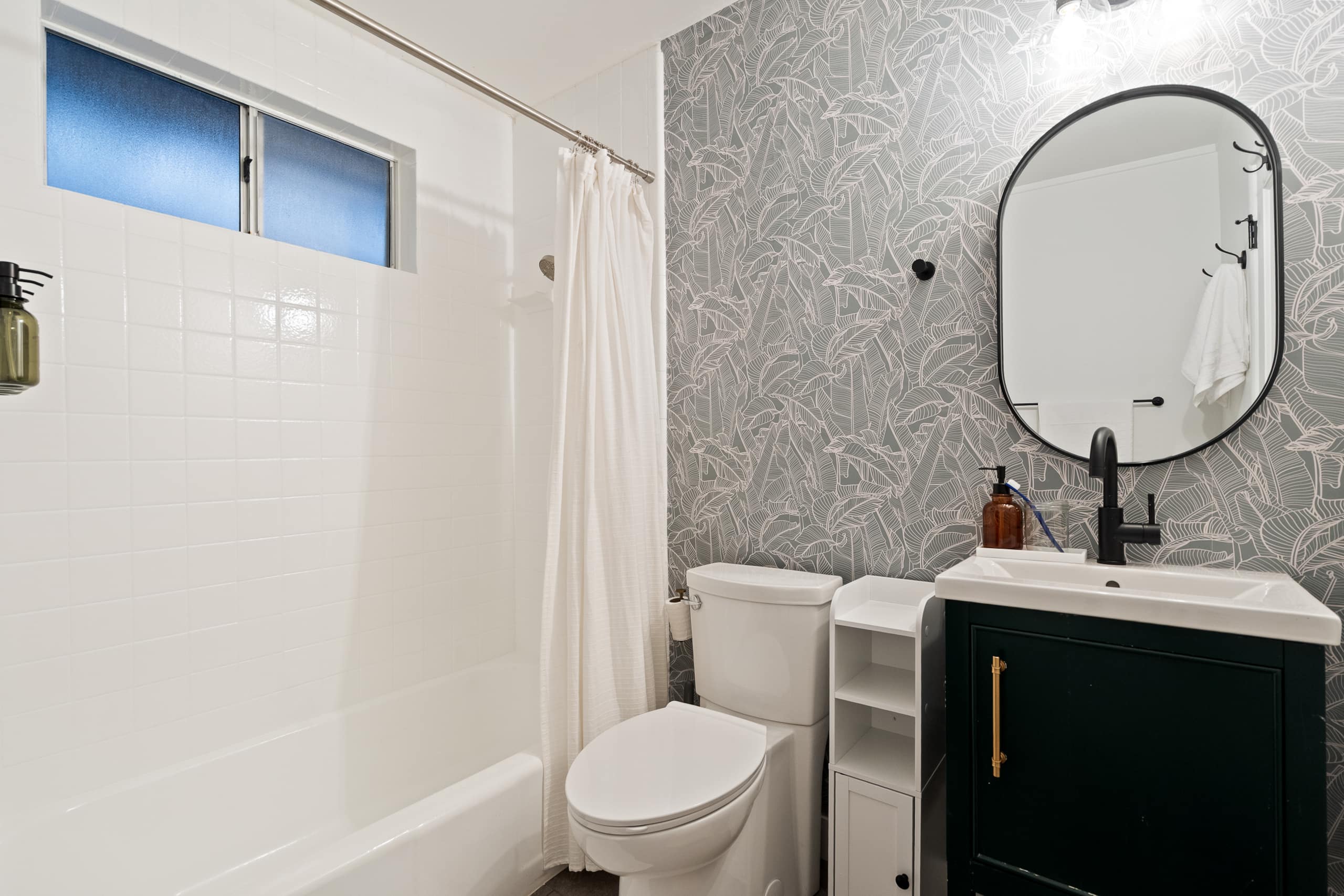 Luxe Treehouse Apt•Walk to Town•King Bed•Sleeps 4 - Photo 11