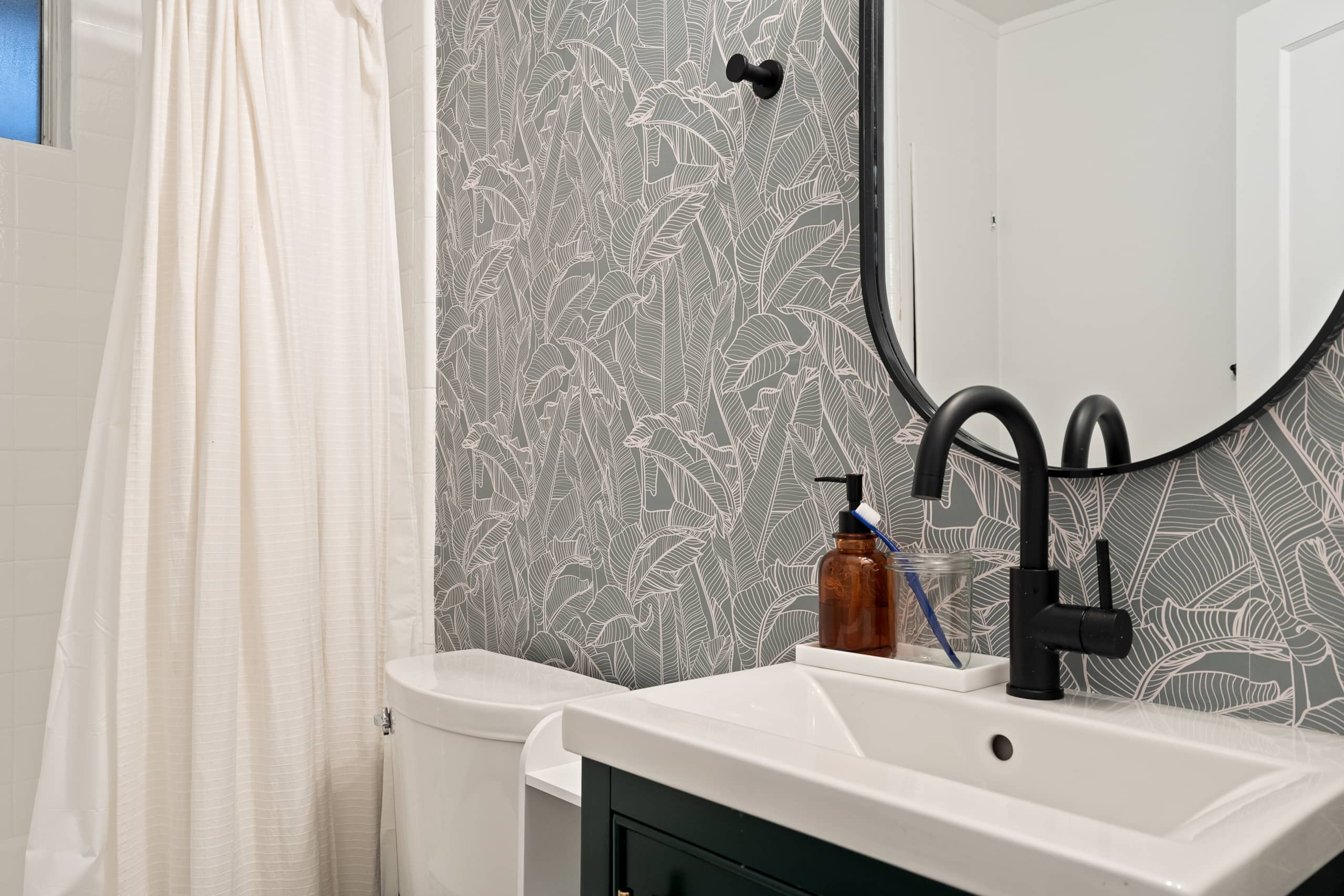 Luxe Treehouse Apt•Walk to Town•King Bed•Sleeps 4 - Photo 12