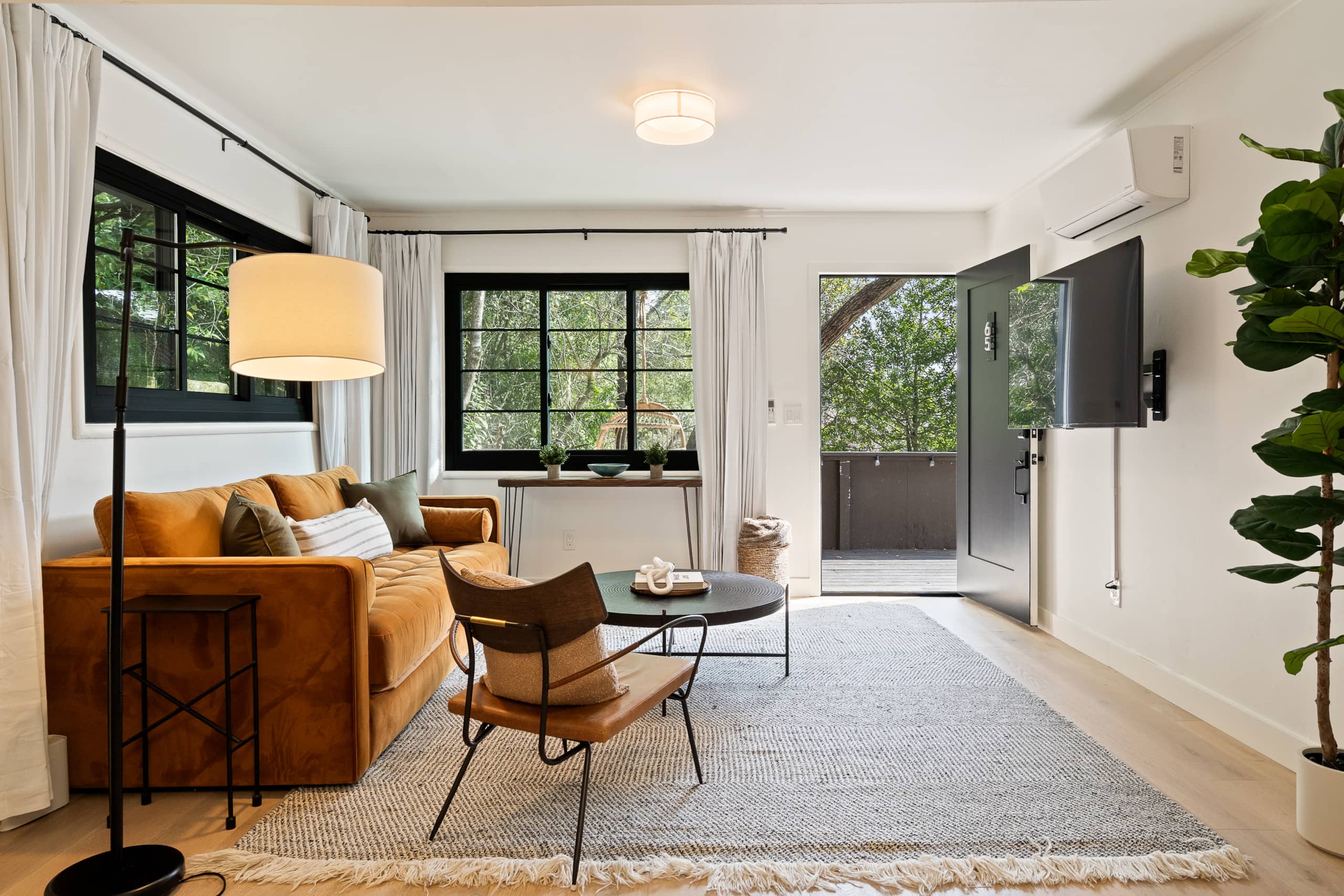 Luxe Treehouse Apt•Walk to Town•King Bed•Sleeps 4 - Main photo