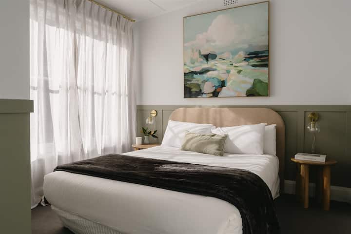 Bedroom 3: Queen bed, electric heater, dual-control electric blanket, clothes rack