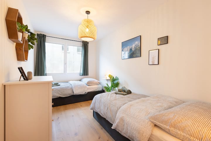 Acogedora habitación con dos camas separadas, mucha luz natural y un ambiente agradable, ideal para estancias cortas y largas.