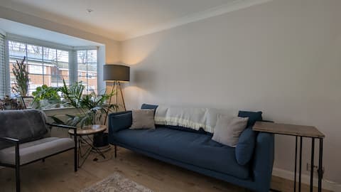 Top Airbnb: Cosy 2-Bed Family Home in Farnborough in Rushmoor