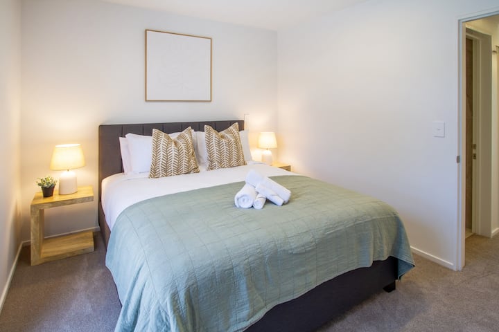 Kitanda cha kifahari cha king kamili na kitambaa cha starehe na mashuka ya hoteli ya nyota 5. 