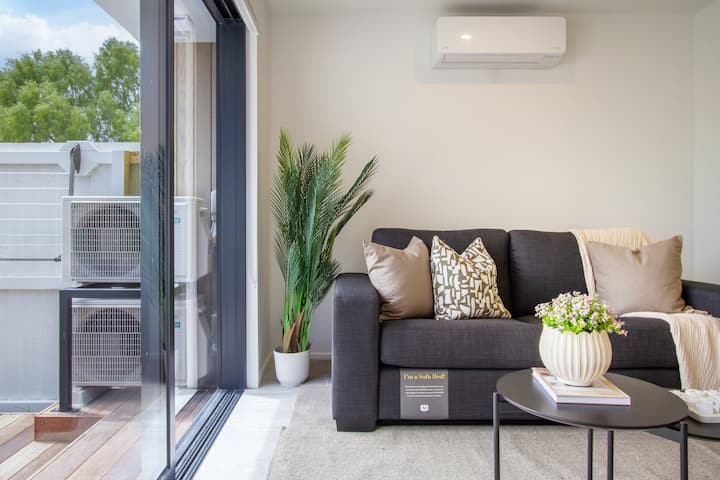 Sofa inayoweza kubadilishwa kuwa kitanda cha watu 2 (inapatikana kwa ada ya ziada ya mashuka)